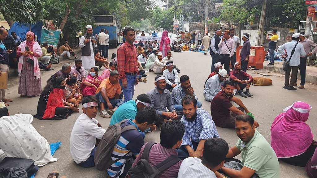 মানববন্ধনে শিক্ষক নিবন্ধনধারীরা, 'কিছু করার নেই' বলছে এনটিআরসিএ
