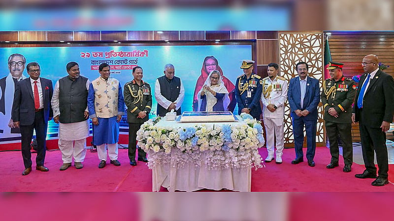 কোস্ট গার্ডের প্রতিষ্ঠাবার্ষিকী উপলক্ষে রোববার রাজধানীর আগারগাঁওয়ে বাহিনীর সদরদপ্তরে কেক কাটেন প্রধানমন্ত্রী শেখ হাসিনা।