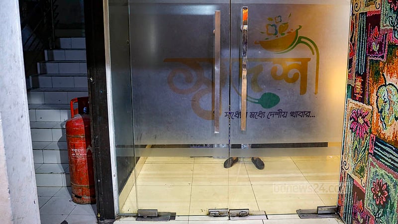 ধানমন্ডির জিগাতলার কেয়ারি ক্রিসেন্ট প্লাজার চারতলায় স্বদেশী রেস্টুরেন্টের পাশেই রয়েছে অগ্নিনির্গমন পথ; যেখানে রাখা গ্যাস সিলিন্ডার। এই সিলিন্ডার দিয়ে রান্নার কাজ হয় রেস্তোরাঁটিতে।