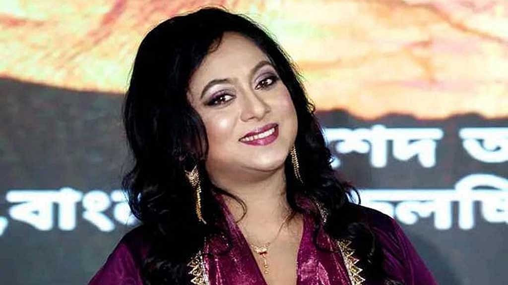 কখন দেশে আসব-যাব ঢাকঢোল পিটিয়ে বলতে হবে? প্রশ্ন শাবনূরের