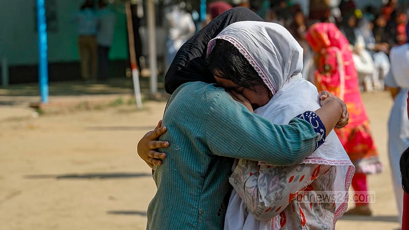 ভিকারুননিসা নূন স্কুল অ্যান্ড কলেজের মাঠে শুক্রবার দুপুরে শিক্ষককে শেষবারের জন্য দেখতে এসে কান্নায় ভেঙে পড়েন শিক্ষার্থীরা।