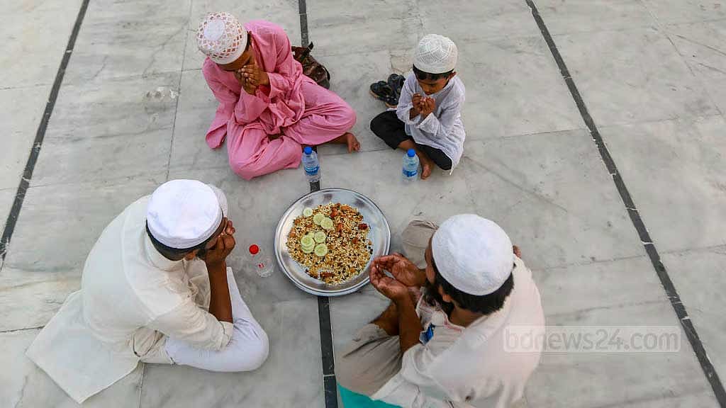 চাঁদ দেখা গেছে, রোজা শুরু মঙ্গলবার