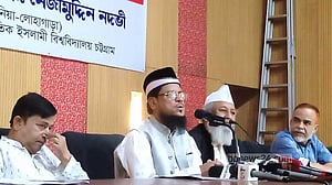 সংবাদ সম্মেলন করে এমপির বিরুদ্ধে অভিযোগ নদভীর