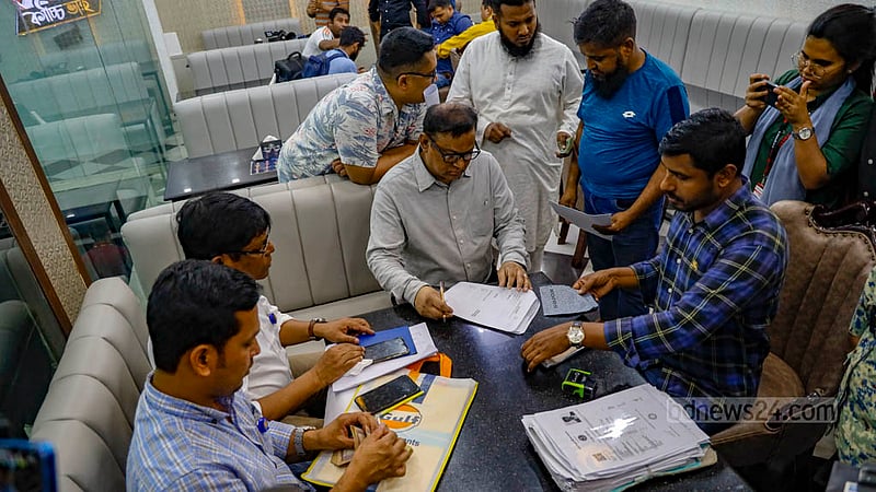 অগ্নিঝুঁকি নিয়ে ব্যবসার অভিযোগে রাজধানীর গুলশানে বিরিয়ানির দোকান ‘কাচ্চি ভাইয়ের’ একটি শাখাকে বুধবার এক লাখ টাকা জরিমানা করে ঢাকা উত্তর সিটি করপোরেশনের ভ্রাম্যমাণ আদালত।
