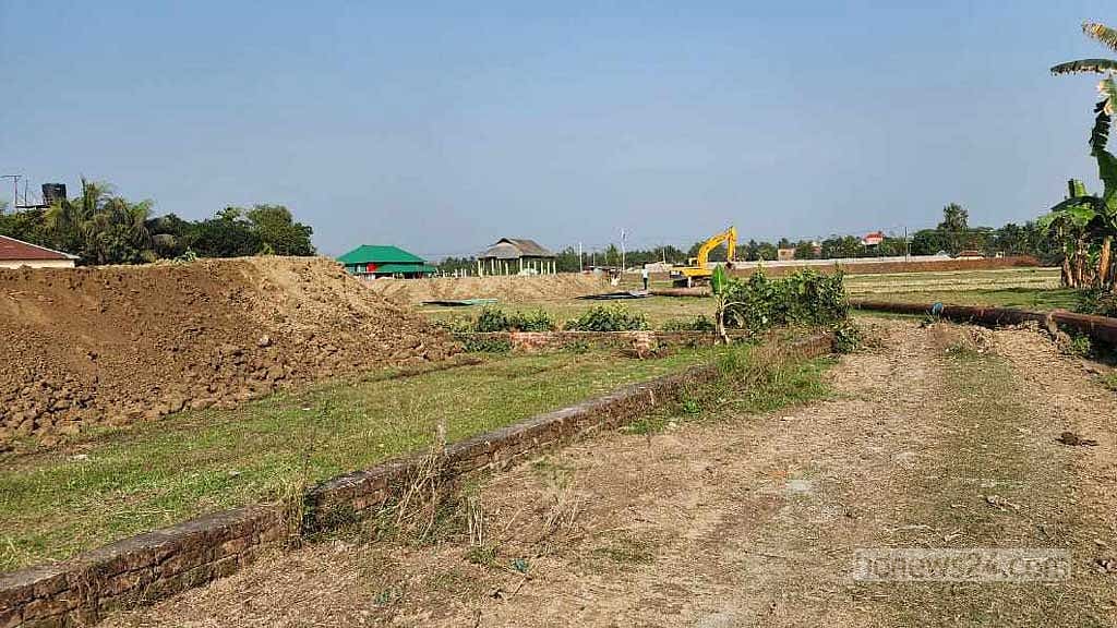 নরসিংদীর সেই কৃষিজমি থেকে বালুর আড়ত সরালেন ইউএনও
