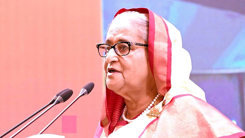 রাজধানীর ওসমানী স্মৃতি মিলনায়তনে সোমবার স্বাধীনতা পুরস্কার ২০২৪ বিতরণ অনুষ্ঠানে প্রধানমন্ত্রী শেখ হাসিনা।