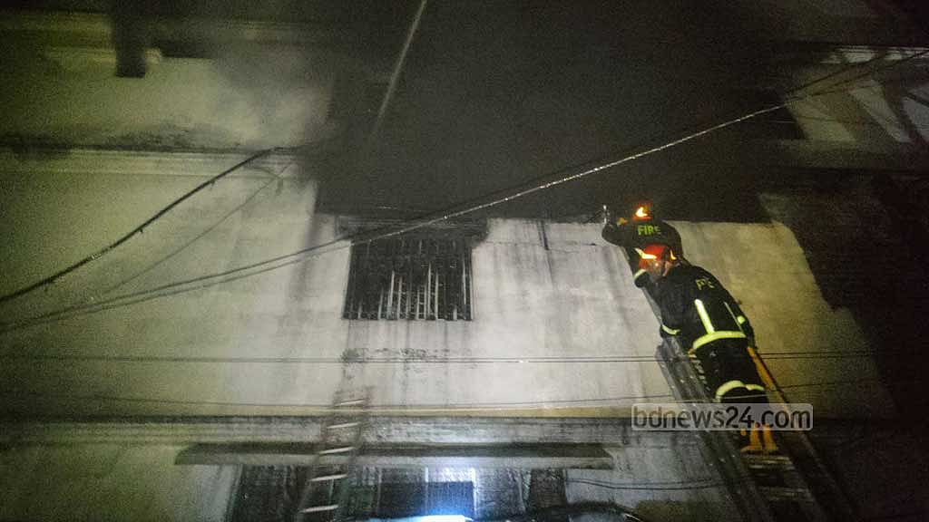 ঢাকার চকবাজারে রাসায়নিকের গুদামে অগ্নিকাণ্ড, আড়াই ঘণ্টায় নিয়ন্ত্রণে