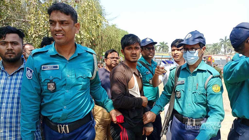 রাবিতে ভর্তি পরীক্ষার্থীর মোবাইল ‘ছিনতাইয়ের চেষ্টা’, যুবককে পিটুনি