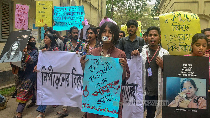 আইন বিভাগের শিক্ষার্থী ফাইরুজ সাদাফ অবন্তিকার আত্মহননের ঘটনায় দোষীদের বিচার দাবিতে সোমবার ‘নিপীড়নের বিরুদ্ধে জগন্নাথ বিশ্ববিদ্যালয়’ ব্যানারে বিক্ষোভ।