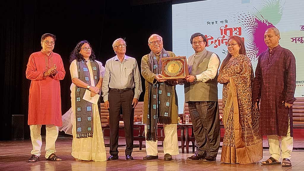 বিশ্ব নাট্য দিবসে সম্মাননা পেলেন আতাউর রহমান