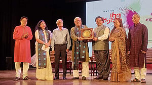 বিশ্ব নাট্য দিবসে সম্মাননা পেলেন আতাউর রহমান