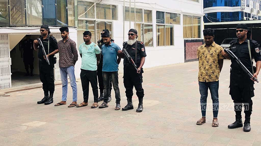 কক্সবাজারে ‘অস্ত্রের বিনিময়ে মাদক’ চক্রের সদস্যসহ আটক ৪