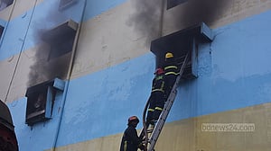 চট্টগ্রামে পুড়ল জুতার সোল তৈরির কারখানা