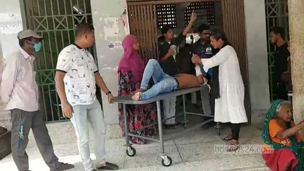 নাটোরে আদালত চত্বরে যুবককে কুপিয়ে জখম, আটক ৫