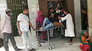 নাটোরে আদালত চত্বরে যুবককে কুপিয়ে জখম, আটক ৫