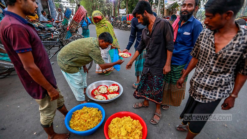 হাই কোর্ট মাজারের বাইরে বুধবার ছিন্নমূল মানুষের মধ্যে ইফতার বিতরণ করা হচ্ছে।