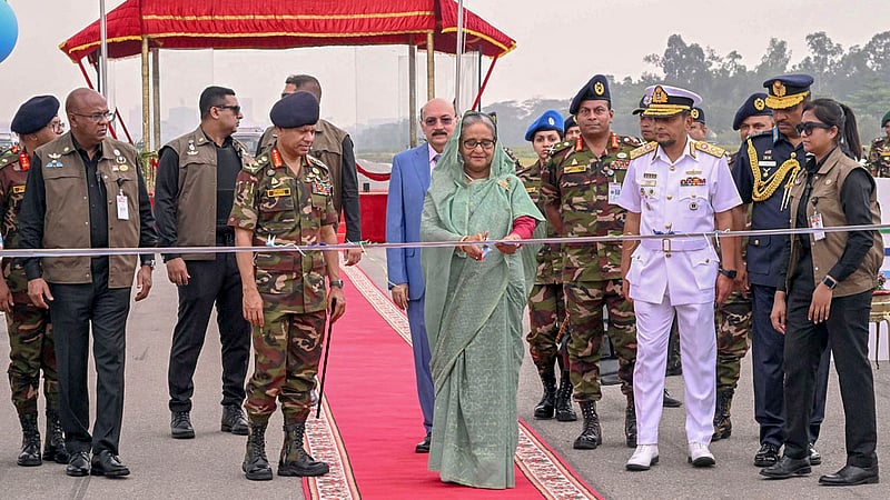 জাতীয় প্যারেড স্কয়ারে সোমবার সম্মিলিত সমরাস্ত্র প্রদর্শনীর উদ্বোধন করেন প্রধানমন্ত্রী শেখ হাসিনা।