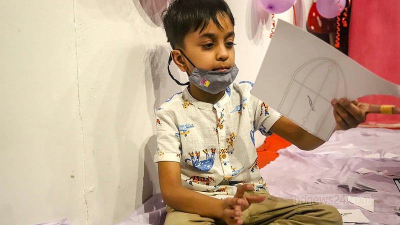 ইউরি নাইটে শনিবার কলাবাগান থেকে আসা স্কলাস্টিকা স্কুলের শিক্ষার্থী দাইয়ান আহমেদ আমান ডিলান কাগজ কেটে মহাকাশযান তৈরি করছে।