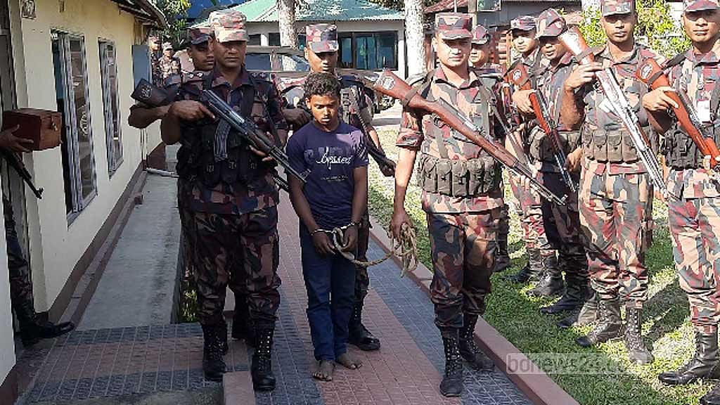 ‘ভারতে পাচারের সময়’ দিনাজপুর সীমান্তে ৪০ ভরি সোনাসহ যুবক আটক