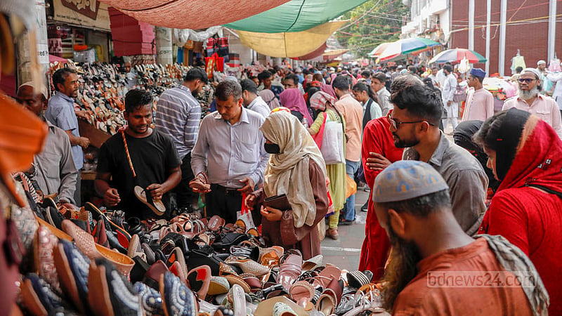 ঈদ সামনে রেখে জুতার দোকানে ক্রেতার ভিড় বেড়েছে।
