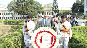 ৭ মার্চ: স্মৃতি চিরঞ্জীব স্মারকসৌধে প্রধান বিচারপতির শ্রদ্ধা