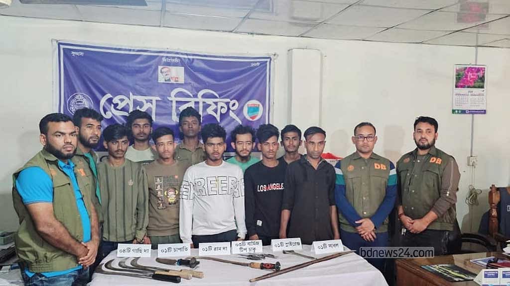 যশোরে ‘ডাকাতির প্রস্তুতির’ সময় আটক ৯ তরুণ, অস্ত্র জব্দ
