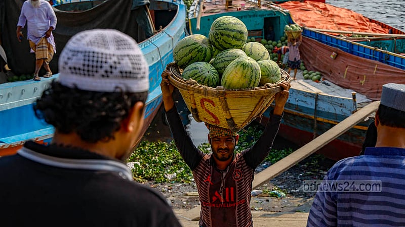 ঢাকার ওয়াইজঘাটে আড়তে তরমুজ নেওয়ার জন্য ব্যস্ত সময় পার করছেন শ্রমিকরা।