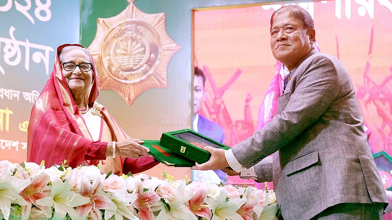 রাজধানীর ওসমানী স্মৃতি মিলনায়তনে সোমবার প্রধানমন্ত্রী শেখ হাসিনার হাত থেকে&amp;nbsp; সমাজসেবা/জনসেবায় অবদানের জন্য স্বাধীনতা পুরস্কার গ্রহণ করেন বীর মুক্তিযোদ্ধা অধ্যাপক ডা. মোল্লা ওবায়েদুল্লাহ বাকী।
