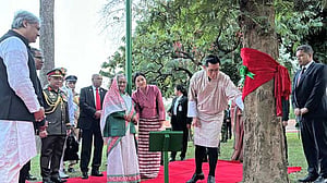 ৪০ বছর আগে বাবার হাতে লাগানো গাছ ছুঁয়ে দেখলেন ভুটানের রাজা