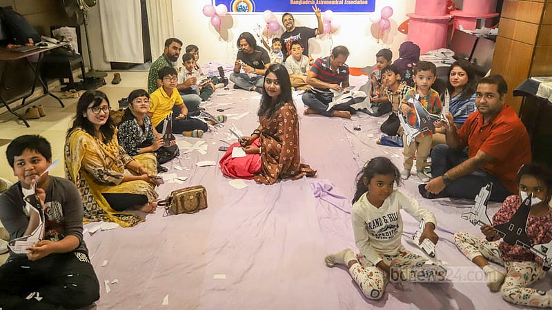 ঢাকার পান্থপথ এলাকায় একটি রেস্তোরাঁয় শনিবার ইউরি নাইটে শিশুরা কাগজ কেটে আঠা দিয়ে মহাকাশযান তৈরি করে।