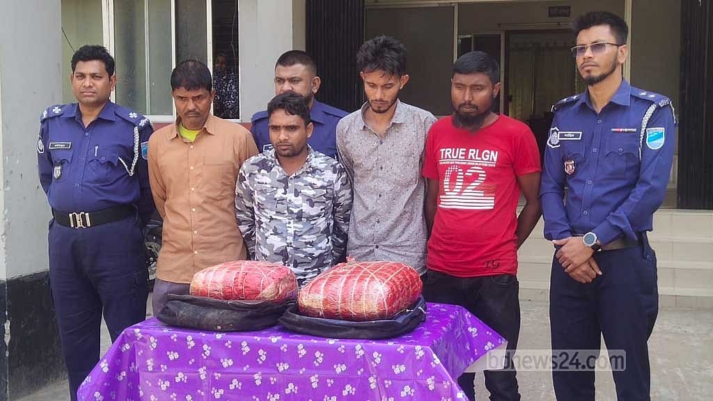 টাঙ্গাইলে ১০ কেজি গাঁজা জব্দ, চার যুবক গ্রেপ্তার