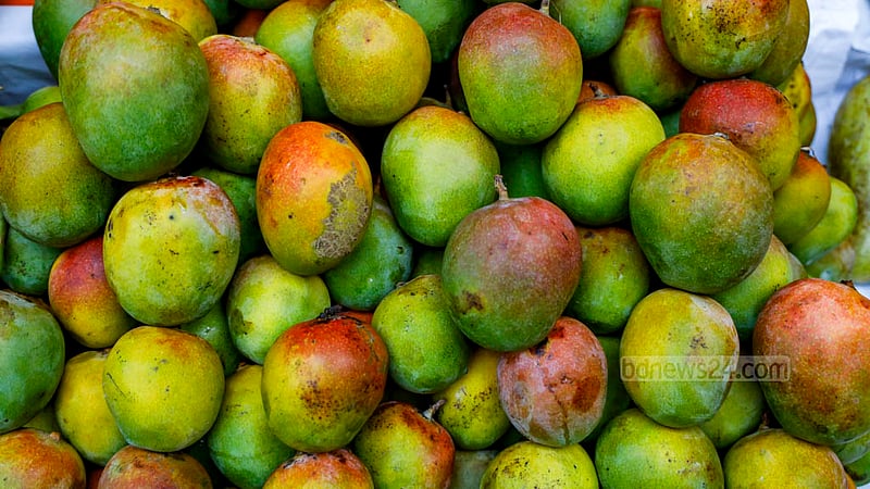 হালকা হলুদ, সবুজ ও লালচে এই আমের নাম ‘লালমনি’। ভারতীয় এ আম পল্টনের আজাদ প্রোডাক্টসের গলিতে বিক্রি হচ্ছে ৩০০ টাকা কেজি দরে।