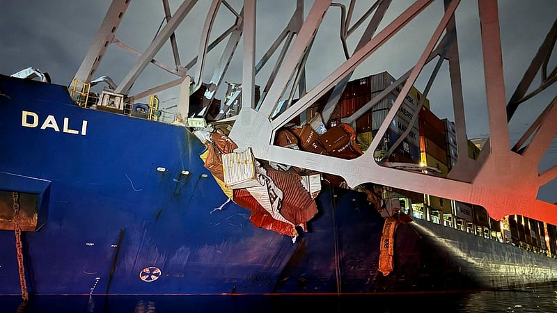 যুক্তরাষ্ট্রের মেরিল্যান্ডের বাল্টিমোরে মঙ্গলবার প্রথম প্রহরে ফ্রান্সিস স্কট কি ব্রিজে ধাক্কা দেয় সিঙ্গাপুরের পতাকাবাহী কন্টেইনার জাহাজ ‘দ্য ডালি’।