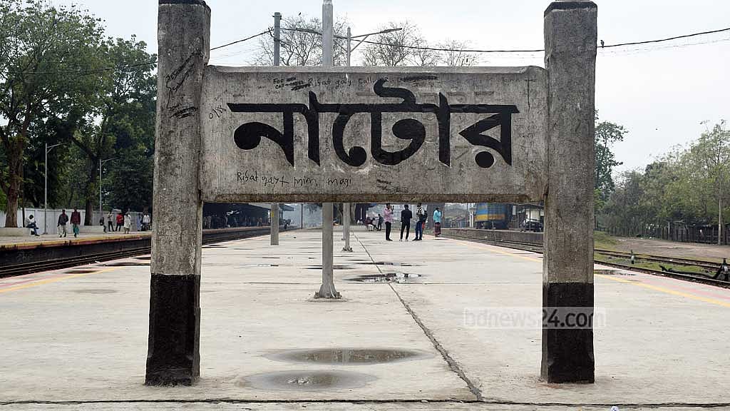 বিকল্প ইঞ্জিনে লালমনি এক্সপ্রেস উদ্ধার, রেল স্বাভাবিক