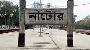 বিকল্প ইঞ্জিনে লালমনি এক্সপ্রেস উদ্ধার, রেল স্বাভাবিক