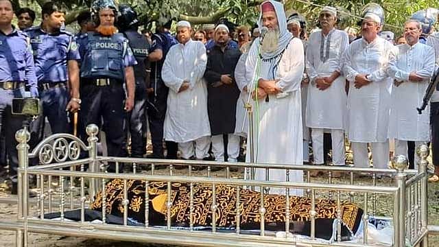 প্যারোলে মুক্তি পেয়ে মায়ের জানাজায় বিএনপি নেতা চাঁদ