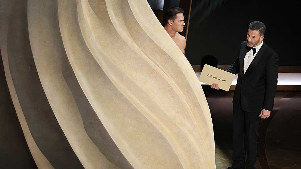 ‘সেরা পোশাক পরিকল্পনার’ অস্কার ঘোষণা করতে যেভাবে মঞ্চে সিনা