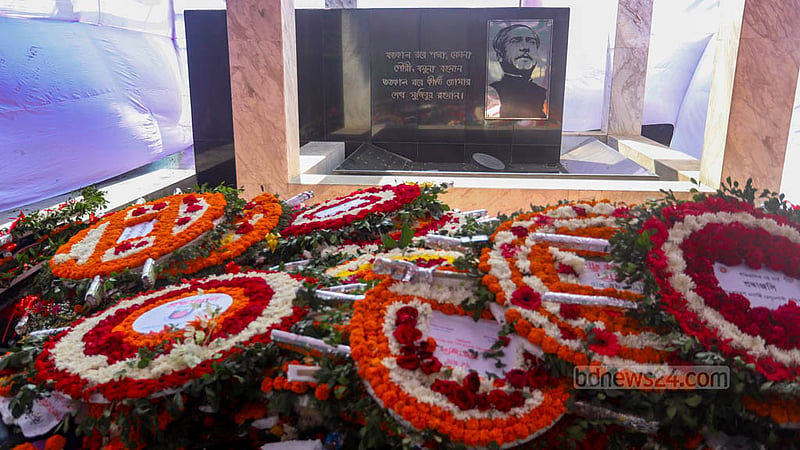 ঐতিহাসিক ৭ মার্চ বৃহস্পতিবার &amp;nbsp;সকালে ধানমণ্ডি ৩২ নম্বরে বঙ্গবন্ধু শেখ মুজিবুর রহমানের প্রতিকৃতি ঢেকে যায় শ্রদ্ধার ফুলে।