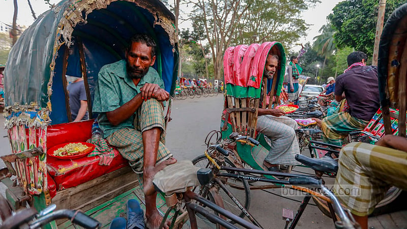 হাই কোর্ট মাজারের বাইরে বুধবার ইফতারের অপেক্ষায় রিকশা চালকরা।