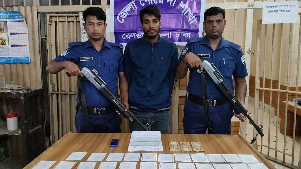 জামালপুরে ট্রেনের ৮১টি টিকেটসহ তরুণ গ্রেপ্তার