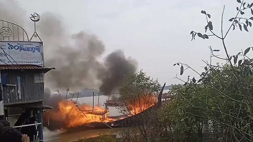 পতেঙ্গায় মাছ ধরার ট্রলারে আগুন
