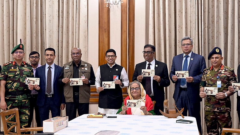 ঐতিহাসিক ৭ মার্চ উপলক্ষে বৃহস্পতিবার গণভবনে স্মারক ডাকটিকিট, উদ্বোধনী খাম ও সিলমোহর অবমুক্ত করেন প্রধানমন্ত্রী শেখ হাসিনা। 