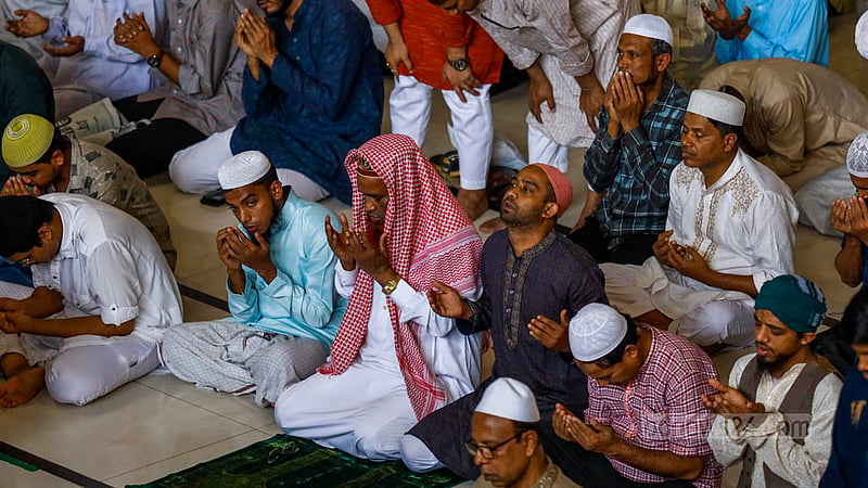 রোজার প্রথম শুক্রবার বায়তুল মোকাররম জাতীয় মসজিদে জুমার নামাজ শেষে দেশ ও জাতির সমৃদ্ধি কামনায় মোনাজাত করা হয়।