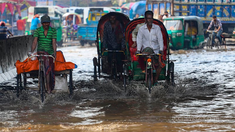 ঢাকার পোস্তগোলা এলাকায় জলাবদ্ধতায় ভোগান্তিতে পড়েন ভ্যান ও রিকশা চালকরা।