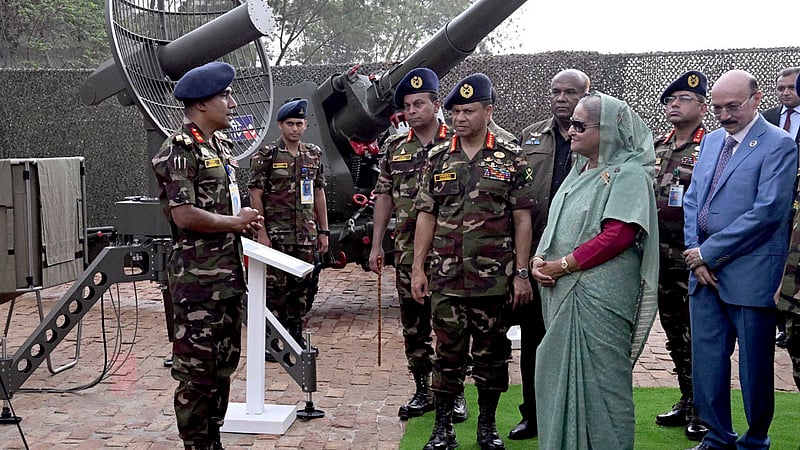 জাতীয় প্যারেড স্কয়ারে সোমবার সম্মিলিত সমরাস্ত্র প্রদর্শনীর উদ্বোধন শেষে সেনাবাহিনীর একটি স্টল পরিদর্শন করেন প্রধানমন্ত্রী শেখ হাসিনা। সেনাবাহিনী প্রধান জেনারেল এস এম শফিউদ্দিন আহমেদ এ সময় তার সঙ্গে ছিলেন।