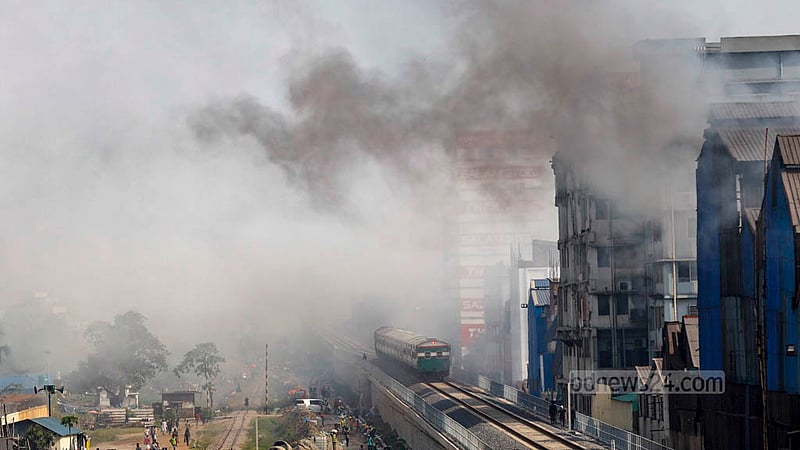 ঢাকার শ্যামপুরে ধোঁয়া এতটাই তীব্র যে রি-রোলিং মিলের পাশ দিয়ে যাওয়া ট্রেনও ঝাপসা দেখায়।