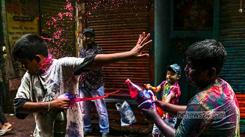 পুরান ঢাকার দোল উৎসবে রং খেলায় মেতেছিল শিশুরাও।