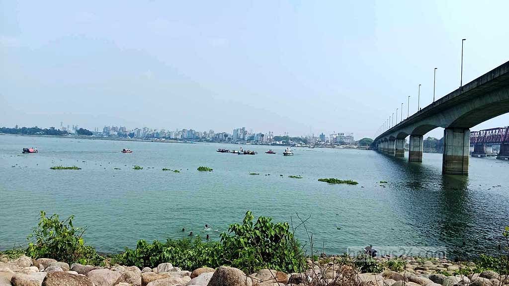 মেঘনা নদীতে ট্রলার ডুবি: জড়িত সন্দেহে ৩ মাঝি আটক, নৌযান জব্দ