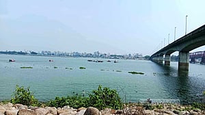 মেঘনা নদীতে ট্রলার ডুবি: জড়িত সন্দেহে ৩ মাঝি আটক, নৌযান জব্দ