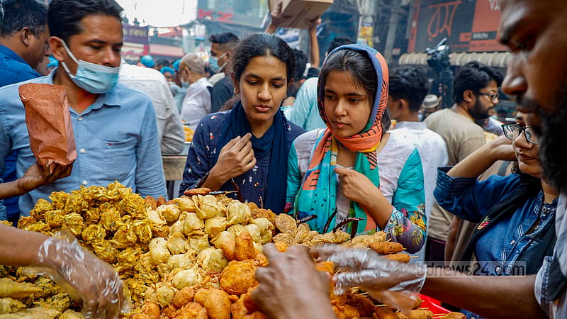 প্রথম রোজায় মঙ্গলবার চকবাজার থেকে ইফতারি কিনছেন ক্রেতারা।